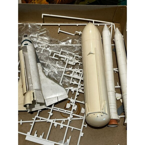 Entex Space Shuttle "Enterprise" Model Kit 1:144 Scale Kit #8529 started - Picture 10 of 16